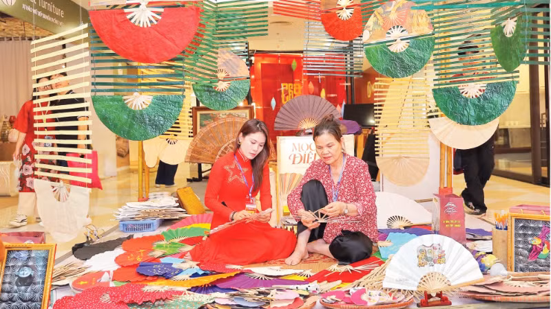 Từ không gian trưng bày cho đến các sản phẩm quạt giấy của làng quạt Chàng Sơn đều mang đậm dấu ấn thiết kế sáng tạo của các nhà sáng tạo trẻ.