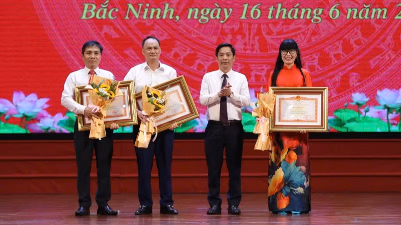 Ban tổ chức trao Bằng khen của Thủ tướng Chính phủ cho các cá nhân có thành tích xuất sắc tại buổi gặp mặt.