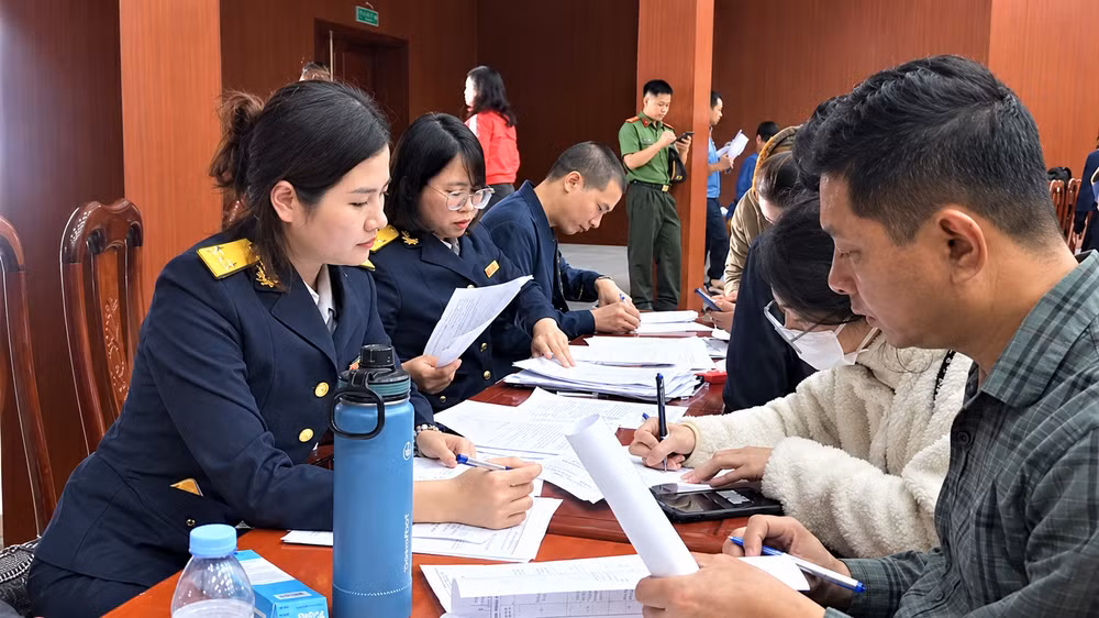Cán bộ thuế hỗ trợ người dân thực hiện các thủ tục về thuế. (Ảnh: TNA)