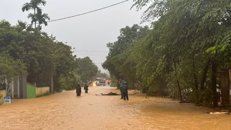 Mưa lớn khiến quốc lộ 70B qua xã Phú Khê, tỉnh Phú Thọ bị ngập sâu, việc đi lại của người dân gặp nhiều khó khăn.