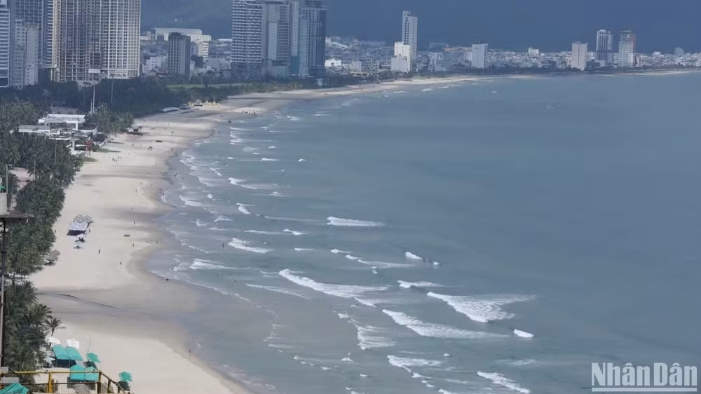 Bãi biển Mỹ Khê (Đà Nẵng) - một địa điểm du lịch nghỉ ngơi, tắm biển hấp dẫn, với chiều dài khoảng 900m, bãi cát dài và sạch. (Ảnh: ANH ĐÀO)
