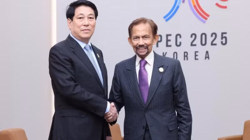 Chủ tịch nước Lương Cường và Quốc vương Brunei Hassanal Bolkiah tại APEC 2025 ở Hàn Quốc. (Ảnh: LÂM KHÁNH/TTXVN)