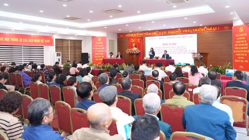 Lãnh đạo phường Phúc Lợi thông tin về những nội dung người dân quan tâm.