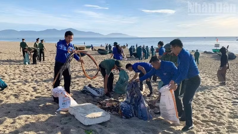 Đoàn viên, thanh niên dọn rác tại bãi biển Tân Trà (phường Ngũ Hành Sơn).