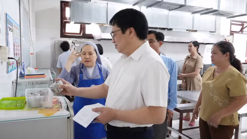 Đoàn kiểm tra liên ngành Trung ương về an toàn thực phẩm kiểm tra bếp ăn tập thể tại tỉnh Đồng Tháp. (Ảnh: VFA cung cấp)