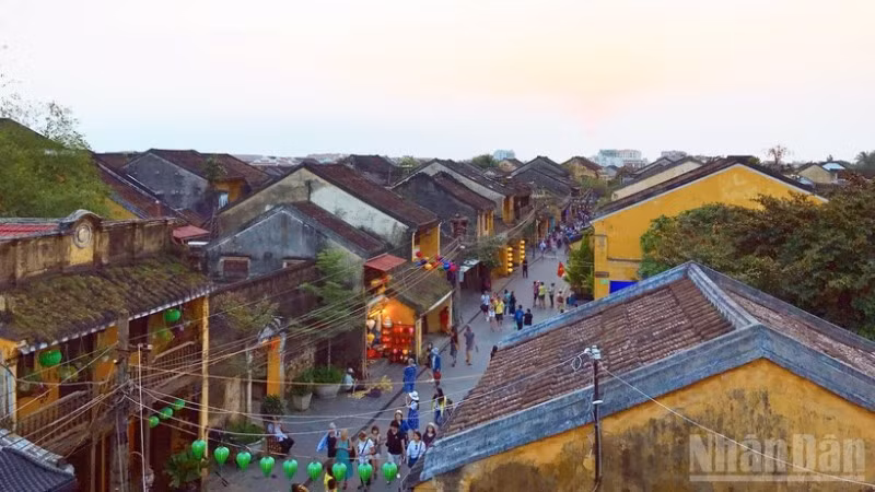 Không gian đi bộ thuận tiện với hàng nghìn ngôi nhà cổ được bảo tồn tại Hội An.