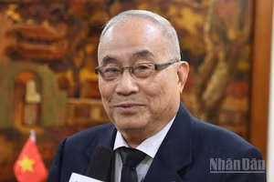 Thượng nghị sĩ Lae Dilokvidhyarat trả lời phỏng vấn phóng viên Báo Nhân Dân. (Ảnh: XUÂN SƠN)