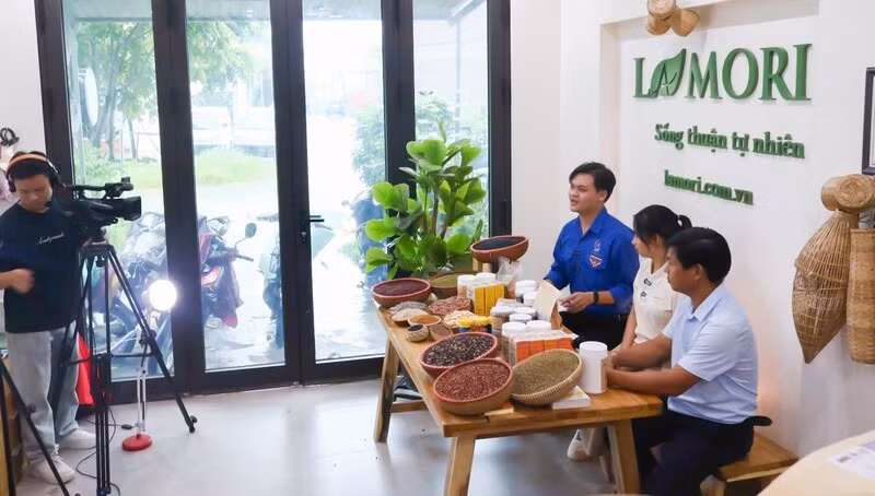 livestream-quang-ba-gioi-thieu-san-pham-lang-nghe-san-pham-ocopanh-xa-kieu-phu-4980.jpg