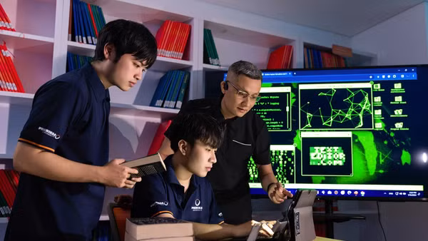 Hướng dẫn sinh viên Đại học Phenikaa "thực chiến" chống lại các cuộc tấn công trên không gian mạng. Ảnh: Ngọc Thơm