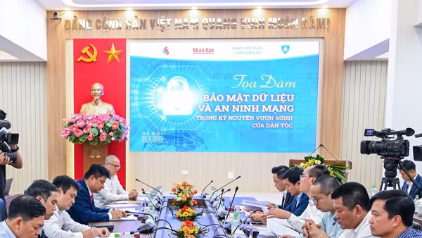 Quang cảnh buổi Tọa đàm với chủ đề “Bảo mật dữ liệu và an ninh mạng trong kỷ nguyên vươn mình của dân tộc”do Báo Nhân Dân phối hợp các đơn vị tổ chức. (Ảnh Nhật Minh)