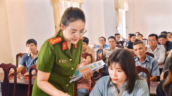 Công an tỉnh Cà Mau tuyên truyền cho người dân về các thủ đoạn lừa đảo, chiếm đoạt tài sản trên không gian mạng.