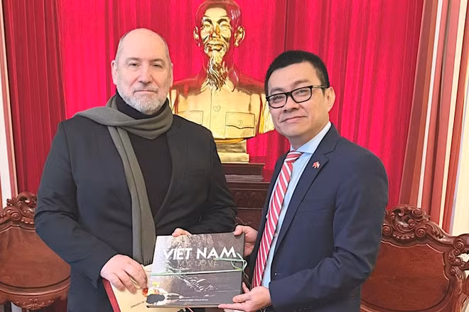 Đại sứ Vũ Lê Thái Hoàng tại buổi làm việc với ông Gunther Hopfgartner, Chủ tịch Đảng Cộng sản Áo.