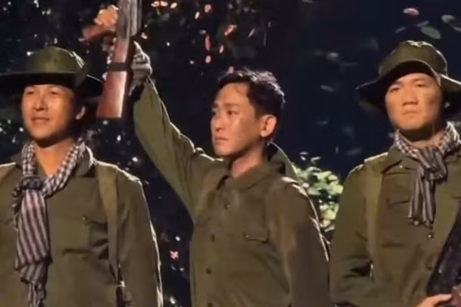 Diễn viên Hứa Vĩ Văn bất ngờ xuất hiện trên sân khấu "Tổ quốc trong tim"