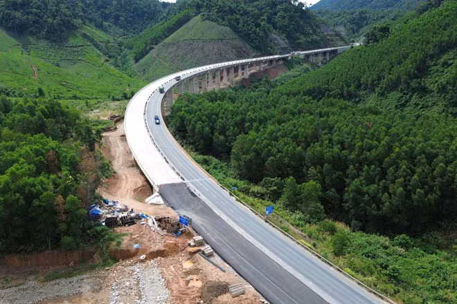 Một góc dự án cao tốc La Sơn-Hòa Liên.