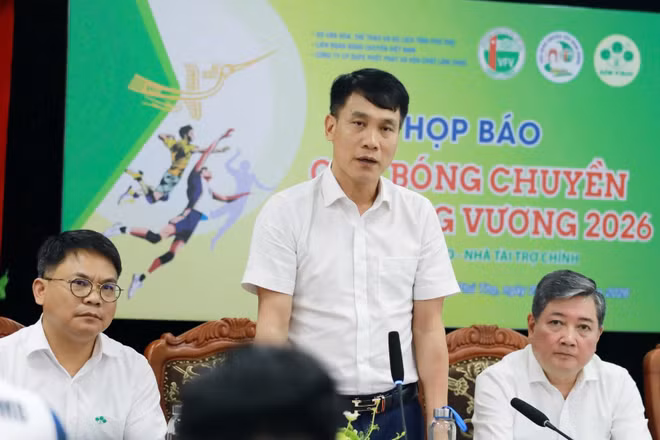 Tổng Thư ký Liên đoàn bóng chuyền Việt Nam Lê Trí Trường giải đáp câu hỏi của các nhà báo.
