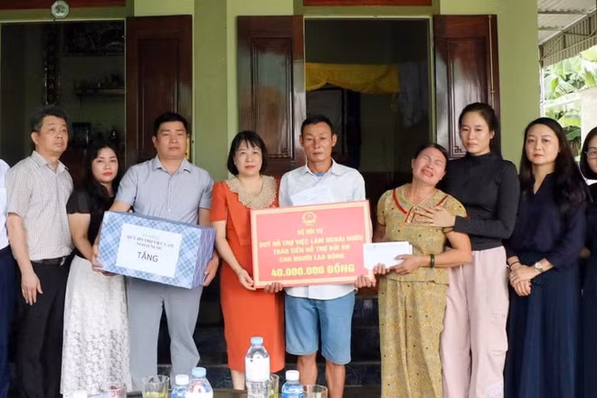 Đại diện Quỹ Hỗ trợ việc làm ngoài nước và Đoàn công tác trao hỗ trợ đến thân nhân anh Trần Văn Quân.