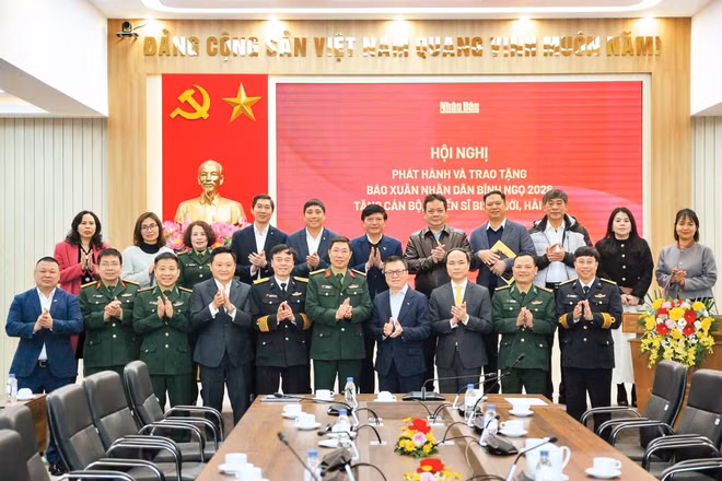 Lãnh đạo Báo Nhân Dân trao tặng Báo Xuân Bính Ngọ tới các chiến sĩ nơi biên giới, hải đảo.