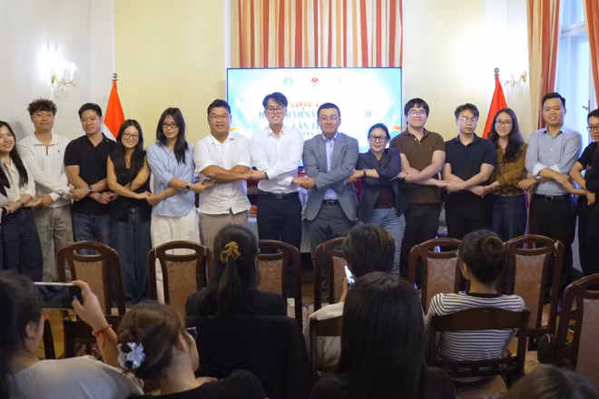 Ông Vũ Lê Thái Hoàng, Đại sứ Việt Nam tại Cộng hòa Áo và Ban Chấp hành Hội Sinh viên Việt Nam tại Áo nhiệm kỳ 2026–2028.
