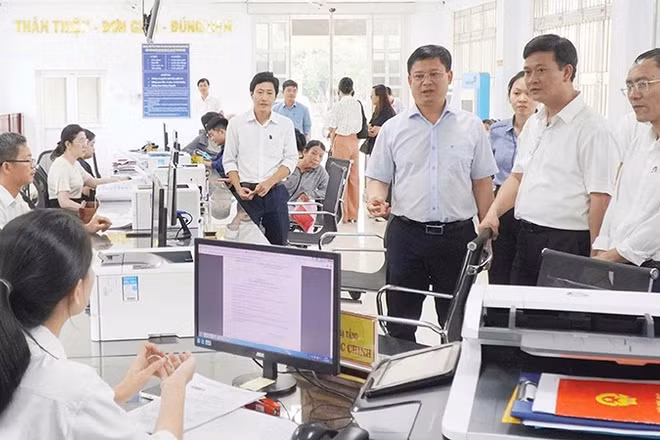 Lãnh đạo thành phố Huế kiểm tra việc vận hành mô hình chính quyền xã Quảng Điền. (Ảnh: Đ.QUANG)