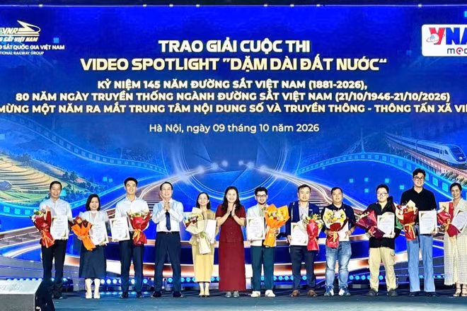 Phó Tổng Giám đốc Thông tấn xã Việt Nam Nguyễn Thị Sự và Phó Tổng Giám đốc Tập đoàn Đường sắt Quốc gia Việt Nam Nguyễn Quốc Vượng trao giải cho các tác giả đoạt giải Video Spotlight "Dặm dài đất nước".