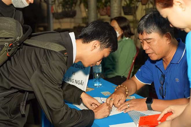 Công nhân điểm danh nhận vé xe quà Tết.