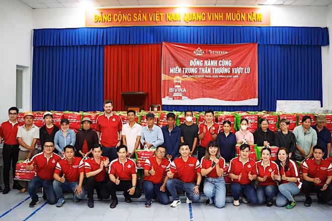 Đại diện nhãn hàng Bivina chụp hình lưu niệm cùng bà con phường Tây Nha Trang, Khánh Hòa.