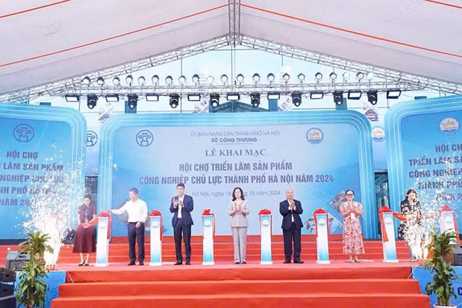 Nghi lễ cắt băng khai mạc hội chợ.