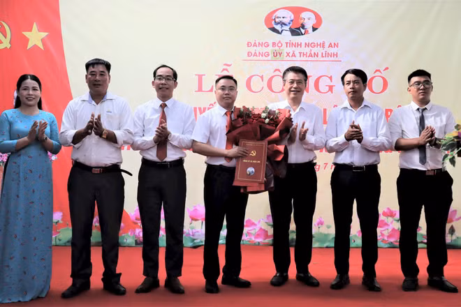 Lễ công bố quyết định thành lập Chi bộ Văn phòng Công ty TNHH Xây dựng Hoa Việt tại xã Thân Lĩnh, ngày 10/7/2026.