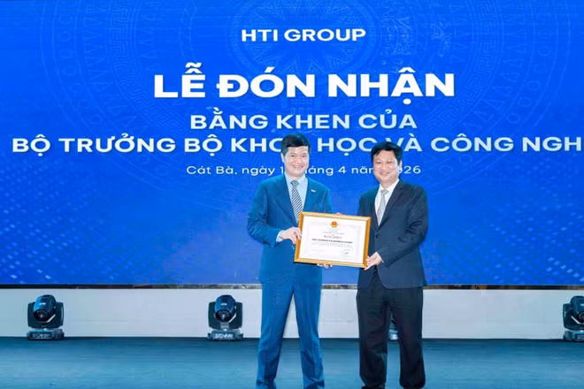 Ông Nguyễn Khắc Lịch, Cục trưởng Cục Công nghiệp Công nghệ thông tin, Bộ Khoa học và Công nghệ thừa ủy quyền của Bộ trưởng, trao bằng khen cho HTI Group.