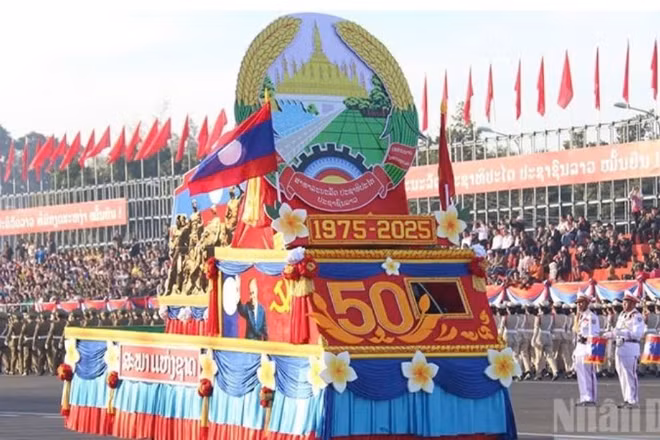 Khối diễu hành mang biểu tượng kỷ niệm 50 năm Quốc khánh Lào tại buổi tổng duyệt lễ diễu binh, diễu hành chào mừng 50 năm Quốc khánh nước Cộng hòa Dân chủ nhân dân Lào (2/12/1975-2/12/2025).