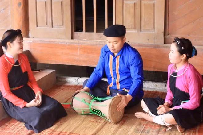 Nghệ nhân Sầm Văn Đạo hướng dẫn các thành viên Câu lạc bộ Bảo tồn văn hóa dân tộc Cao Lan xã Phú Lương đánh trống sành.