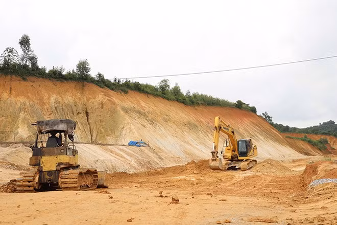 Công ty TNHH Hiệp Phú huy động máy móc, nhân công triển khai thi công gói thầu 08 tại khu vực đã được bàn giao mặt bằng.