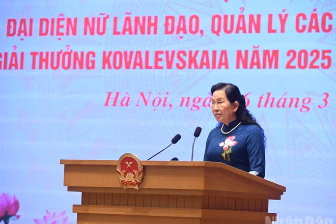 Đồng chí Lê Thị Thủy, Ủy viên Trung ương Đảng, Bí thư Đảng ủy Trung ương Hội Liên hiệp Phụ nữ Việt Nam phát biểu ý kiến tại buổi gặp mặt. (Ảnh: Trần Hải)