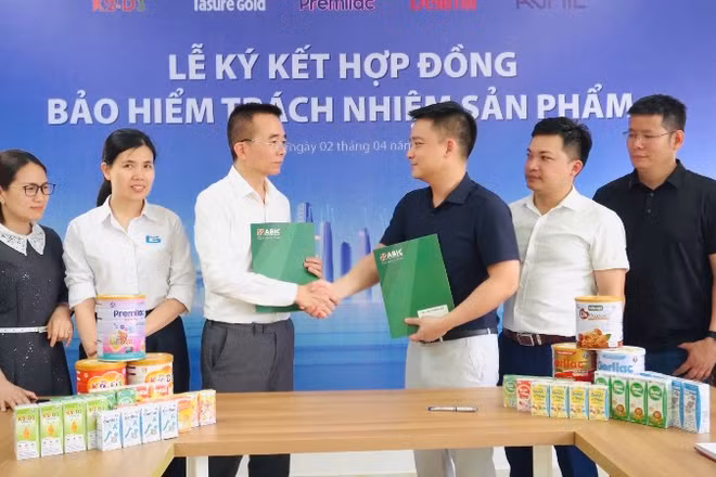 Quang cảnh lễ ký kết.