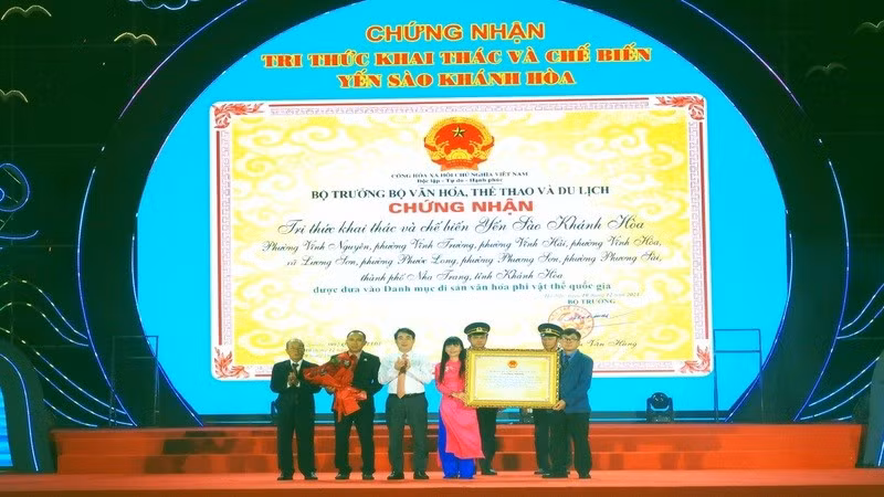 Công ty yến sào Khánh Hòa đón nhận Chứng nhận Di sản văn hóa phi vật thể quốc gia. (Ảnh: PHONG NGUYÊN) 