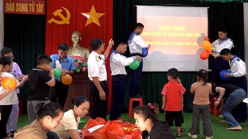 Chiến sĩ Hải quân, phụ huynh và các cháu chuẩn bị Tết Thiếu nhi. (Ảnh: CTV)