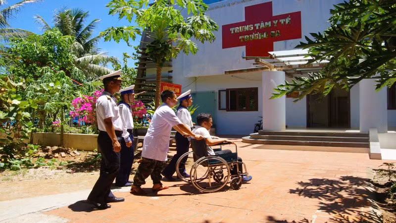 Bệnh nhân Nguyễn Văn Lộc được đưa vào Trung tâm y tế Trường Sa. (Ảnh: CTV)