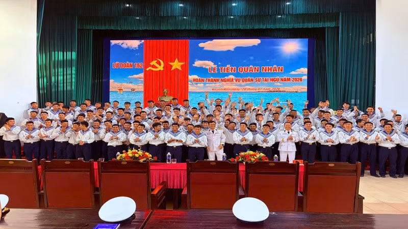 Cán bộ, chiến sĩ Lữ đoàn 162 chụp ảnh lưu niệm. (Ảnh: Cộng tác viên)
