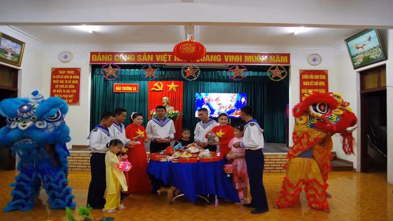 Phụ huynh và cán bộ chiến sĩ Trường Sa tổ chức sinh hoạt Trung thu cho các cháu thiếu nhi. (Ảnh: CTV HQ) 