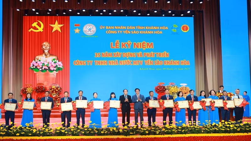 Các đơn vị, cá nhân Công ty Yến sào Khánh Hòa nhận Bằng khen của Ủy ban nhân dân tỉnh Khánh Hòa. (Ảnh: ĐÌNH LÂM) 