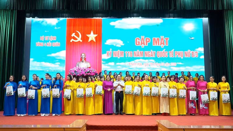 Thủ trưởng Bộ Tư lệnh vùng 4 Hải quân tặng quà, chúc mừng các Hội viên nhân ngày Quốc tế Phụ nữ. (Ảnh: CTV)
