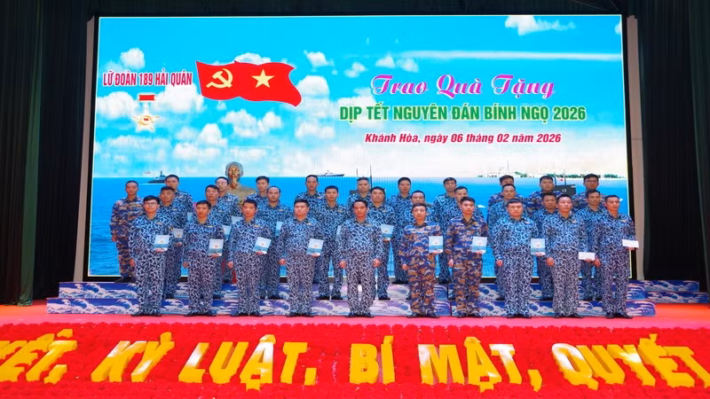 tang-qua-cho-cac-gia-dinh-co-hoan-canh-dac-biet-dang-cong-tac-tai-lu-doan-1.jpg