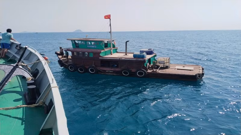 Tàu 785 tiếp cận ghe cá LA-03973 bị hỏng máy, đang trôi dạt trên biển. (Ảnh: CTV)