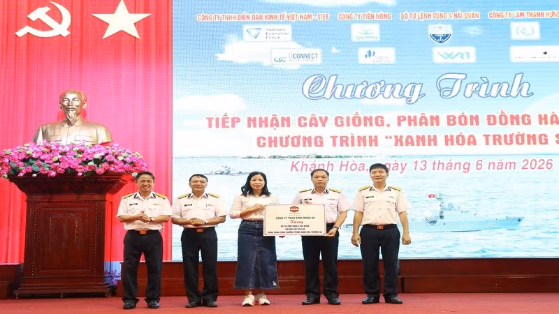 Đại diện doanh nghiệp trao bằng tượng trưng vật tư, cây giống. (Ảnh: CTV)