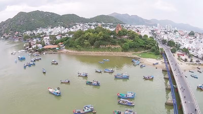 Toàn cảnh Tháp Bà Ponagar Nha Trang.
