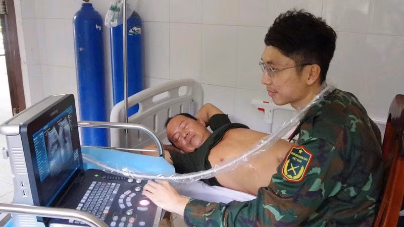 Quân y đảo Trường Sa chăm sóc bệnh nhân. (Ảnh: CTV HQ) 