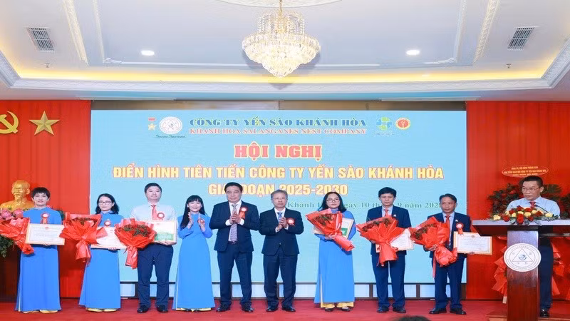 Lãnh đạo tỉnh Khánh Hòa tặng Bằng khen các điển hình tiên tiến. (Ảnh: PHAN TRUNG) 