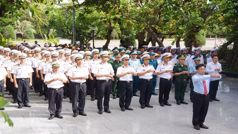 Quang cảnh lễ dâng hương tại Đài tưởng niệm các Anh hùng liệt sĩ. (Ảnh: CTV)