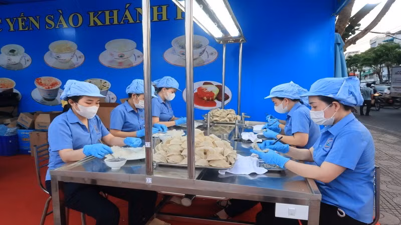 Sơ chế tổ yến đảo thiên nhiên Khánh Hòa tại Lễ hội. (Ảnh: PHONG NGUYÊN) 
