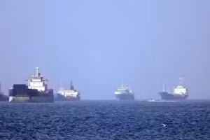 Tàu thuyền vận chuyển trên Eo biển Hormuz. (Ảnh: THX/TTXVN)
